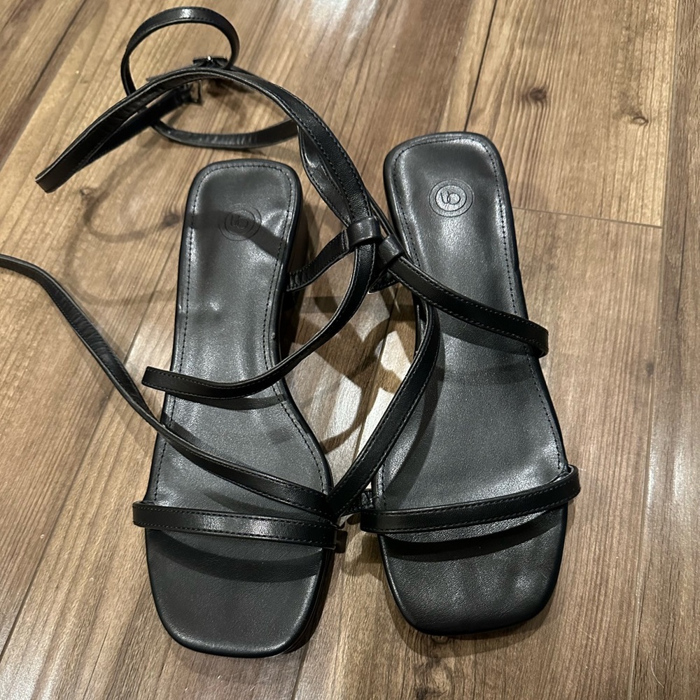 New without tag Urban Outfitters sandals in Black for women Size 6.